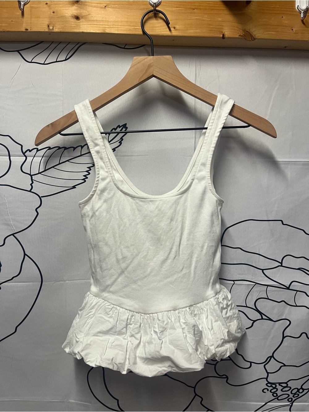 H&M Divided SOLD-OUT White Scoop Neck Bubble-Hem Tank (385) - Picture 2 of 6